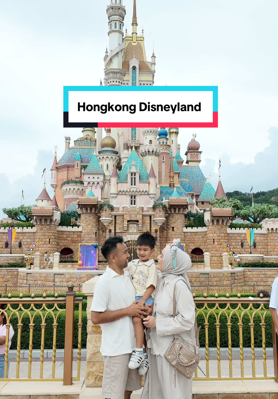 When one of your childhood dreams is become reality 🪄🏰🎇🧚🏻‍♀️ #hongkong #disneyland 