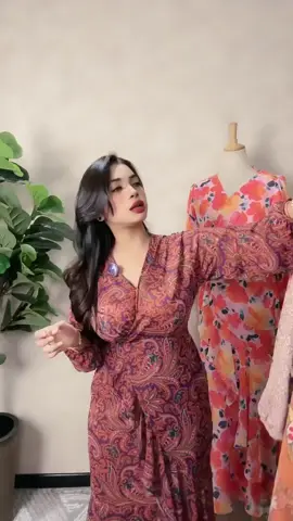 Khayla dress chiffon premium ni memang terletak! Ada getah di pinggang, sesuai untuk semua ketinggian. Material chiffon full lining, memang tak jarang!