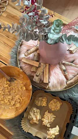 Apfelpuffer in Zimt/Zucker  - 2 große Äpfel, geschält und gewürfelt - 150 g Mehl - 50 g Zucker - 1 TL Backpulver - 1 TL Zimt - Prise Salz - 1 großes Ei - 100 ml Milch - 1 TL Vanilleextrakt Ich habe die doppelte Menge gemacht. 12 Minuten bei 180 Grad im Airfryer.  Wenn man alles reinkippt braucht der Teig ca 16 Minuten bis er durch ist. #oktoberfest #kochenmitcosori #dessert #desserttok #rezepte 