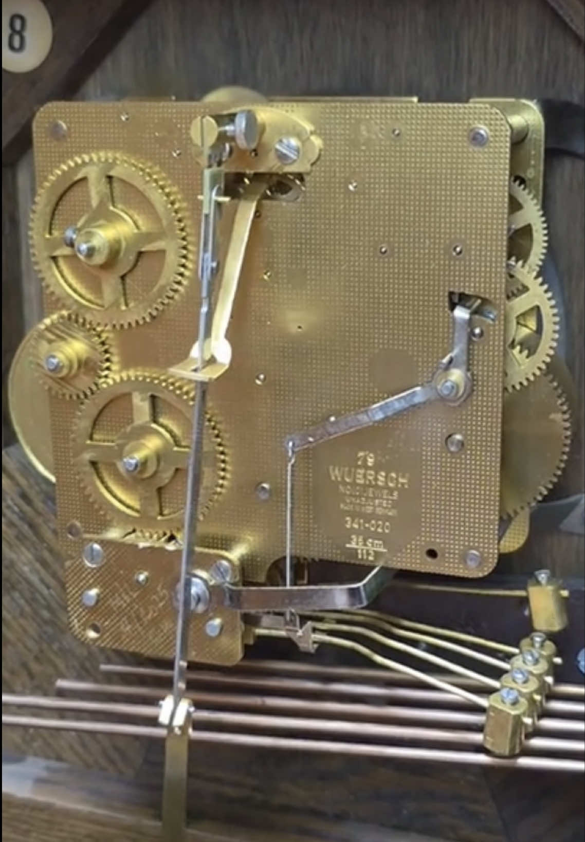 🎶 Tiếng Chuông Westminster Trên Bộ Máy WUERSCH – 5 Côn 5 Búa Âm thanh Westminster là một trong những giai điệu kinh điển, gắn liền với những chiếc đồng hồ cổ châu Âu. Trên bộ máy WUERSCH 5 côn 5 búa, tiếng chuông vang lên trong trẻo, nhịp nhàng, vừa dày dặn vừa du dương, khiến người nghe có cảm giác thư thái và hoài niệm. Mỗi nhịp gõ là một dấu ấn thời gian, gợi lại không khí sang trọng và cổ kính của những ngôi nhà châu Âu xưa. ✅ Các sản phẩm tại Giao Lộ Xưa cam kết zin nguyên bản, bao check thợ thoải mái, bảo hành 3 năm, hỗ trợ kỹ thuật trọn đời máy. 📌 Các bác có nhu cầu tìm hiểu chi tiết hơn về các mẫu đồng hồ cổ châu Âu hãy để lại bình luận hoặc chat qua Kênh em để trao đổi ạ. ⸻ 🕰️ GIAO LỘ XƯA - Sống cùng nhịp chuông xưa ✨ Đồng hồ quả lắc cổ, giá trị thật, kết nối đam mê ✨ Giao lưu, sửa chữa Đồng Hồ ODO Cổ, Vedette, Kienzle, Junghans, Girod, Atmos… ✨ Em Trung - Tháp Đồng Hồ Văn Phú ⸻ #dong_ho_wuersch #tieng_chuong_westminster #dong_ho_co #dong_ho_qua_lac #dong_ho_duc