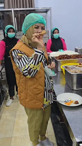 Wagub Gorontalo Idah Syahidah meninjau dua dapur SPPG di Kabupaten Gorontalo. Wagub tak lupa mencicipi langsung menu MBG untuk meyakinkan para orang tua bahwa makanan sekolah aman, sehat, dan bergizi. #makanbergizigratis  #sppg  #idahsyahidahruslihabibie   #gorontalomajudansejahtera 