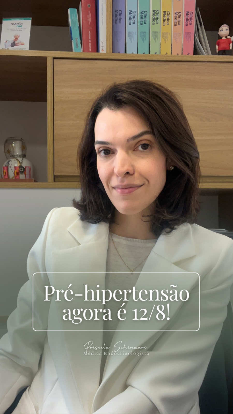 Nova classificação da pressão arterial no Brasil, 2025: acima de 12/8 agora é pré-hipertensão. Em consultório, fica assim: normal <120/80, pré-hipertensão 120–139 e/ou 80–89, e hipertensão a partir de 140/90. A ideia é identificar mais cedo quem já está em risco para podermos reforçar principalmente mudanças de estilo de vida, antes que se torne de fato uma doença.  O diagnóstico não se faz com uma medida isolada. Eu sempre confirmo com medidas repetidas e, se preciso, existem exames que monitoram a pressão arterial durante 24h ou até mesmo o paciente pode aferir em casa ou numa UBS para evitar o “efeito do jaleco” e definir melhor a conduta.  Se seus números entraram nessas faixas, procure avaliação. Vamos confirmar corretamente e traçar um plano seguro e realista para controlar a pressão. Dra Priscila S. Schinzari CRM-SP 214.366 Médica Endocrinologista RQE 135.750