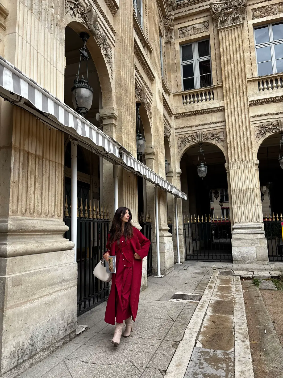 Il rosso intenso spicca tra i palazzi di Parigi. Sono in giro per la #pfw sempre a caccia di novità e segreti della capitale da svelare ai miei clienti. Durante i miei tour della moda, si passeggia anche sotto i famigerati porticati del #palaisroyal  #fashionhistory #fashiontour #paris 