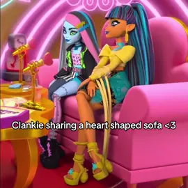 I have some problems with this version of Clankie (specifically Cleo…) but I just thought this was the cutest thing in the whole series #clankie #cleodenile #frankiestein #monsterhigh #cleoxfrankie 