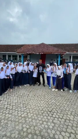 Malu malu kucing ini nama nya 😂😂@𝐦𝐲 𝐛𝐚𝐝𝐞𝐫 @Bapak Gede 375 @IIF STICKER @ceuodah87 