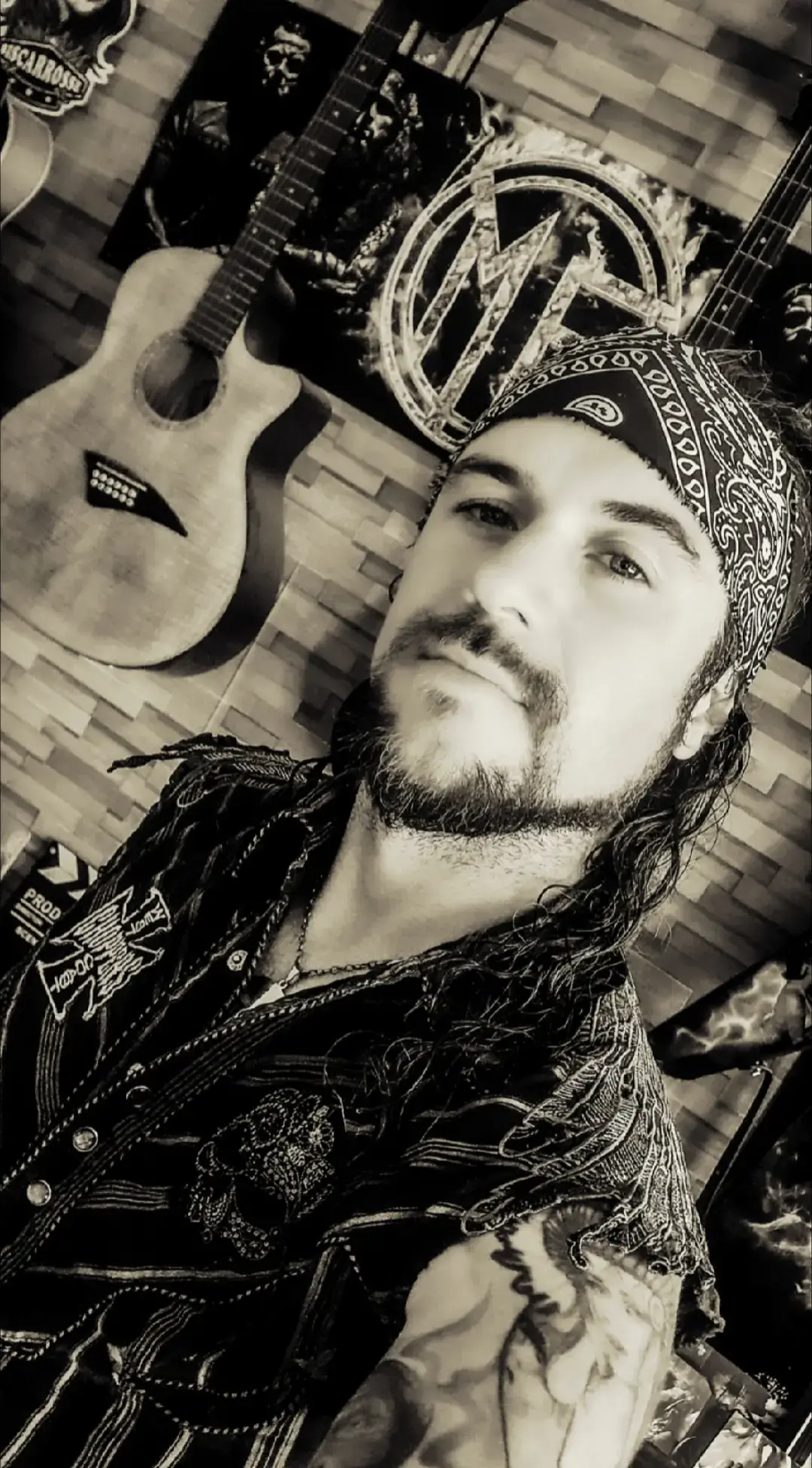 FR 🇫🇷 Derrière chaque tatouage, chaque guitare et chaque regard, il y a une histoire. La mienne se raconte à travers la musique, les riffs lourds, l’énergie brute et la passion qui ne s’éteint jamais. On ne choisit pas vraiment cette route… c’est elle qui nous choisit. Merci à tous ceux qui marchent à mes côtés dans cette aventure musicale. 👉 Et vous, qu’est-ce qui vous fait vibrer au quotidien ? EN 🇬🇧 Behind every tattoo, every guitar, and every look, there’s a story. Mine is told through music, heavy riffs, raw energy, and a passion that never fades. You don’t really choose this road… it chooses you. Thank you to everyone walking by my side in this musical journey. 👉 And you, what makes you truly vibrate every day? 🔗 Links & Support Couanos: 》Subscribe to Couanos on YouTube: https://www.youtube.com/couanos/join 》Shop Merch: https://couanos.sumupstore.com/ 》Follow Couanos Online: Instagram: https://www.instagram.com/couanosofficiel/profilecard/?igsh=emtwbGZsdnlsN283 Facebook: https://www.facebook.com/share/1FWoLiTNnB/ TikTok: https://www.tiktok.com/@couanosofficiel?_t=8s4yJa8aTT7&_r=1 Snapchat: https://www.snapchat.com/add/couanos?share_id=J7UuRy4Frxw&locale=fr-FR 》Follow Couanos On Other YouTube Channels: M.F.CREW: https://youtube.com/@mfcrewtv?si=zf66I0qvu2kRoZ-o LES JOKES DU NOS: https://youtube.com/@lesjokesdunos?si=4adjyPOXQPkf99rN COUAN' GEO WILD: https://youtube.com/@couangeowild?si=24MQmHqyqsSvG5sb COUANOS PHOTO VIDEO: https://youtube.com/@couanosphotovideo?si=TSAioGGqEqIkS67x INTERNATIONAL TRIBE DX: https://youtube.com/@internationaltribedx?si=yWI6G2o70WDpzxVm WE TAILOR SOUND: https://youtube.com/@wetailorsound4439?si=2aR3PHsCmdwBxvI8 STUDIO PULSAR 94: https://youtube.com/@studiopulsar9474?si=_VvnoioglwAPElPt #Couanos , #MetalVibes , #StonerMetal , #GrooveMetal , #RockSpirit , , , , , 