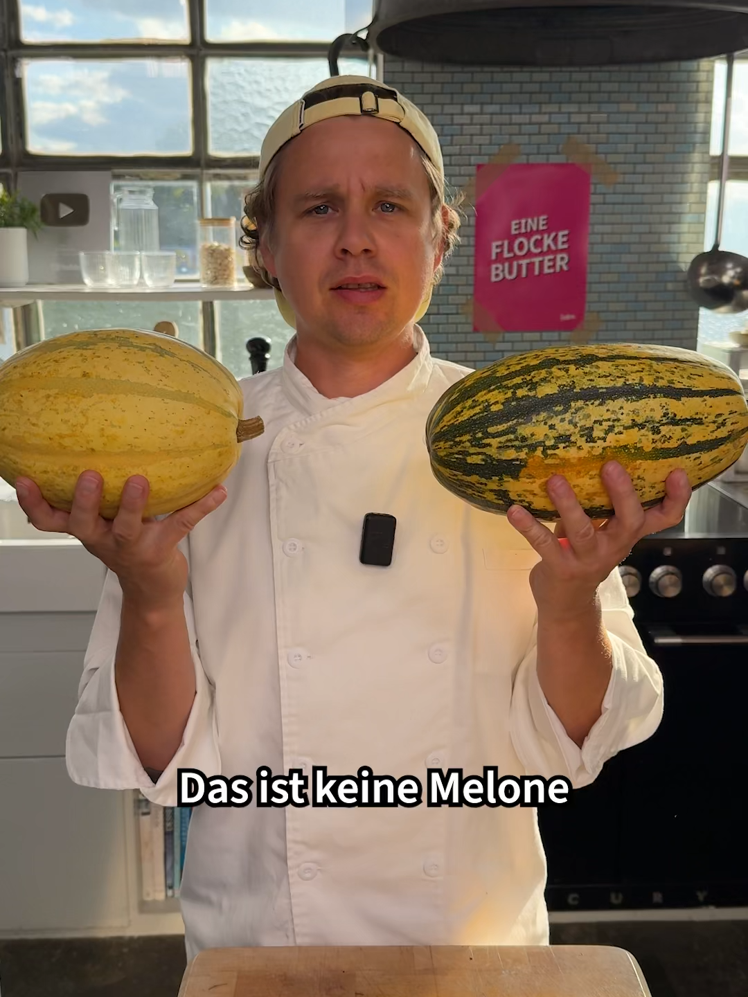 Wir lieben Kürbis, aber kennt ihr eigentlich Spaghettikürbis? 🎃 Hannes zeigt euch heute, wie ihr ihn zubereitet! Welcher Kürbis ist euer Favorit? Ihr braucht dafür: 1 Spaghettikürbis 2 Knoblauchzehen ½ Limette Salz 6 Zweige Thymian 1 Flocke Butter 1 EL Mehl (Type 405) 100 ml Milch (3,5 %) 100 ml Gemüsebrühe 50 ml Sahne Pfeffer 6 Walnüsse ½ Schale Rettichsprossen #spaghettikürbis #herbstgericht #hannesfoodboom #wearefood #foodboom