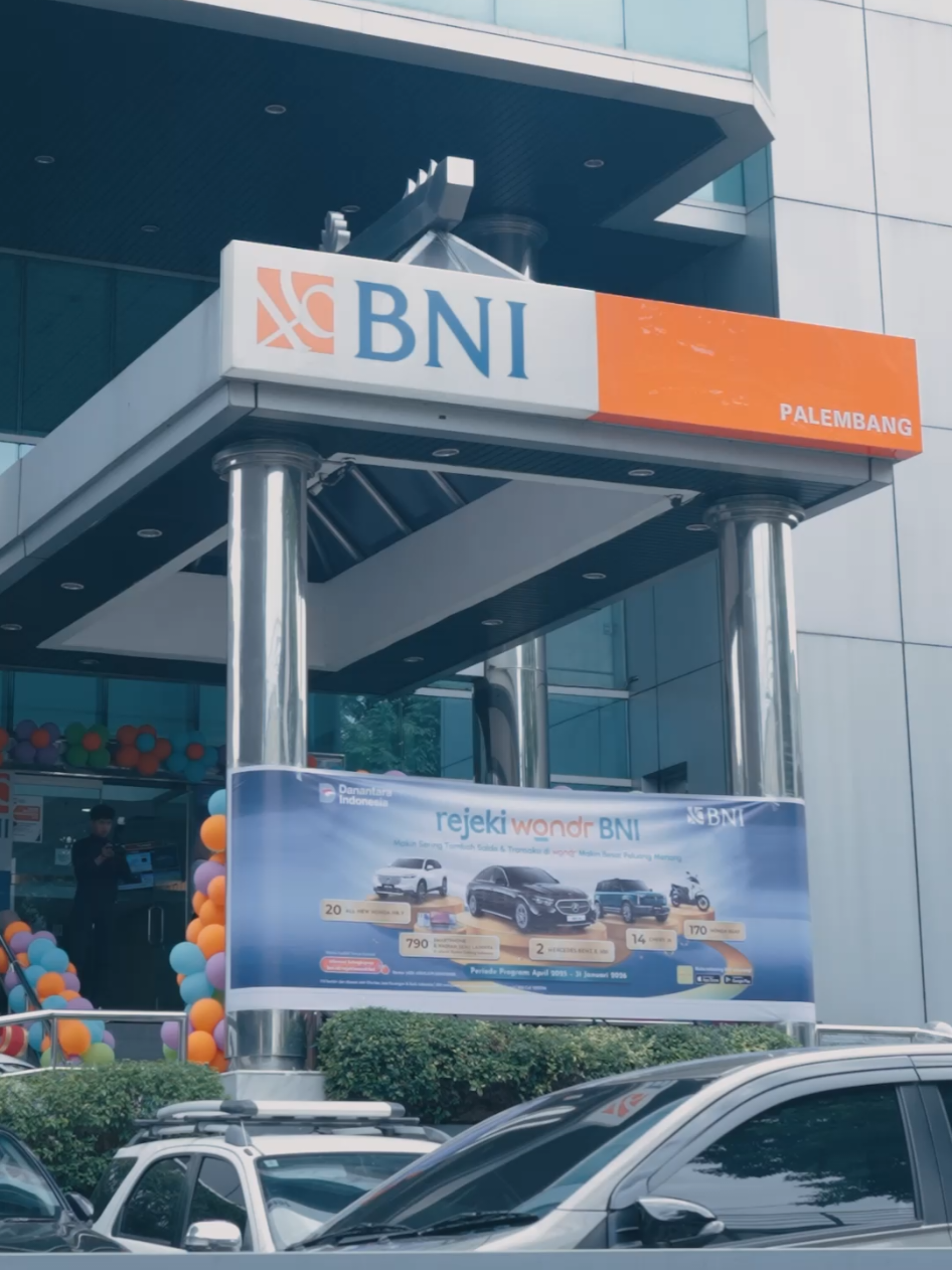 _Dipublikasikan di Palembang, Selasa (30/09/2025)_ *BNI Bagikan Hadiah Tahap Pertama Rejeki wondr BNI, Peluang Masih Terbuka hingga Februari 2026* PT Bank Negara Indonesia (Persero) Tbk Kantor Wilayah 03 Palembang hari ini resmi menyerahkan hadiah kepada para pemenang tahap pertama Program Undian Rejeki wondr BNI, yang digelar di BNI Kantor Cabang Utama Palembang. Hadiah yang diserahkan antara lain 1 unit Honda HR-V, 1 unit Honda Beat, laptop dan juga smartphone, yang diserahkan langsung oleh Pemimpin BNI Kantor Wilayah 03 Zamzami beserta Pimpinan Wilayah, Cabang dan juga Sentra BNI.  Secara keseluruhan BNI telah memberikan hadiah kepada para pemenang yang tersebar di seluruh Indonesia untuk Program Rejeki wondr BNI tahap pertama ini berupa 1 unit Mercedes-Benz New E300, 7 unit Chery J6, 10 unit Honda HR-V, 85 unit Honda Beat, ratusan smartphone, serta hadiah menarik lainnya. Zamzami, menjelaskan bahwa program ini masih terbuka lebar untuk tahap kedua yang berakhir pada Januari 2026 dan diundi pada Februari 2026 mendatang.  “Undian tahap kedua akan dilakukan pada Februari 2026 mendatang. Kami mengajak seluruh nasabah untuk terus meningkatkan saldo tabungan dan memperbanyak transaksi melalui aplikasi wondr by BNI, agar kesempatan meraih hadiah impian semakin besar,” ujar Zamzami dalam keterangan tertulis. Kupon undian diberikan otomatis kepada nasabah melalui aktivitas perbankan seperti pembukaan rekening, peningkatan saldo tabungan, dan transaksi finansial di aplikasi wondr by BNI. Tak lupa, Zamzami juga mengingatkan masyarakat agar selalu waspada terhadap penipuan yang mengatasnamakan program Rejeki wondr BNI. “BNI tidak pernah meminta biaya dalam bentuk apa pun untuk proses klaim hadiah. Jika ada pihak yang meminta uang, sudah pasti itu penipuan,” tegasnya. Informasi resmi program dan daftar pemenang hanya diumumkan melalui kanal resmi BNI, termasuk situs bni.id/rejekiwondrbni dan aplikasi wondr by BNI. Peluang untuk menang masih sangat besar, dan BNI berharap semakin banyak nasabah yang dapat merasakan kegembiraan memenangkan hadiah di tahap berikutnya.
