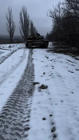 tahukah kalian (Fun fact part 5)  bahwa pussenkav pernah menyebut tank Russia khusus nya T-72 memiliki cacat disain,  Berdasarkan keterangan dalam sebuah webinar nasional pada 26 Agustus 2022, Pussenkav TNI AD menyebut ada cacat desain pada tank Rusia khususnya T-72 dan variannya. Masalah utama terletak pada penempatan amunisi di lantai ruang tempur, tepat di bawah posisi awak tank. Konsep ini memang membuat desain lebih ringkas, namun kelemahannya fatal: ketika terkena serangan, amunisi bisa memicu ledakan beruntun yang sering membuat kubah (turret) tank terlempar ke atas. Fenomena ini banyak terlihat pada perang Rusia–Ukraina, ketika tank-tank T-72 hancur dalam kondisi tragis. Sebagai pembanding, tank buatan Barat seperti Leopard 2 dan M1A2 Abrams menempatkan amunisi di bagian belakang turret dengan sistem perlindungan khusus. Hal ini memberi peluang lebih besar bagi awak untuk selamat. Inilah sebabnya Pussenkav menilai desain penyimpanan amunisi menjadi faktor krusial dalam perbedaan survivabilitas tank Rusia dan Barat. #CapCut #military #4u #xybca #fyp 