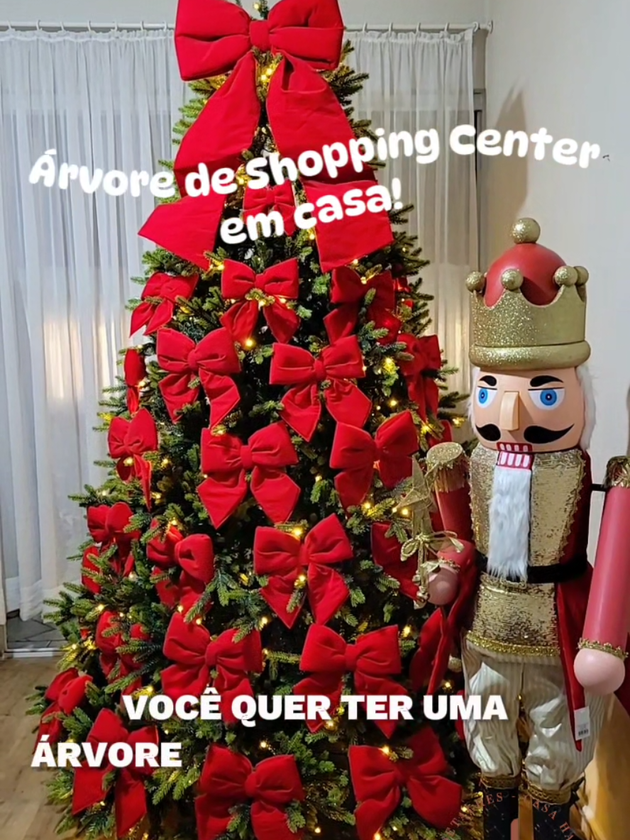 Os laços em veludo sem dúvida alguma vieram para deixar o Natal 2025 ainda mais elegante!  Temos 6 tamanhos para usar em toda a sua decoração de Natal, desde a árvore até a mesa posta. PP: R$ 36,90 c/ 3 unidades P: R$ 27,90 a unidade M: R$ 37,90 a unid G: R$ 92,90 a unid G com a ponteira alongada R$ 174,90 GG: R$ 212,90 a unid Quebra nozes 160cm R$ 2.519,90 🇧🇷 Enviamos para todo o Brasil 🛒 Compre no site: www.casaharmonie.com.br  #laço #laçodenatal #laçodeveludo #guirlanda #arvoredenatal 