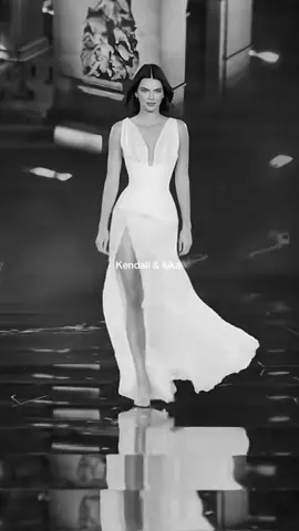 I just love both of them ❤️ #kendalljenner #kikagomes #Runway #fashion #f1 #lorealparis 
