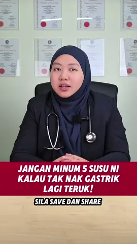 Anda ada gastrik ke? Jangan minum 5 susu ni, kalau tak nak acid perut lagi banyak dan gastrik lagi teruk Susu coklat, Susu Pekat manis dan Susu berperisa. Semua susu ni banyak gula boleh buat perut lagi radang. Seterusnya, Susu Full Krim tinggi lemak, buat perut keluar banyak acid susah digest Juga Susu kambing dan susu lembu sebab berasaskan lemak haiwan, banyak lactose menyukarkan proses pencernaan Semua tak boleh minum, habis nak minum susu apa doktor? Cari susu berasaskan tumbuhan sebab mudah di hadam, minum susu almond dan susu oat @mediklinikulfataiping  #Gastrik #Gastric #gastritis #tipsgastrik #HealthTips 