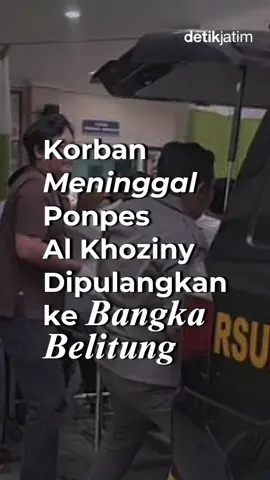 Membalas @fs Innalillahi wa innailaihi roji'un.. 😢 Seorang santri Ponpes Al-Khoziny, Muhammad Soleh (22), meninggal akibat tertimpa reruntuhan dan dipulangkan ke kampung halamannya di Bangka Belitung.  Soleh dibawa ke RSUD RT Notopuro pada pukul 06.05 WIB dalam kondisi tidak sadar. Meski sempat dirawat intensif, ia meninggal pada pukul 09.30 WIB. Jenazahnya diberangkatkan ke Bangka Belitung sore hari pukul 16.18 WIB. 