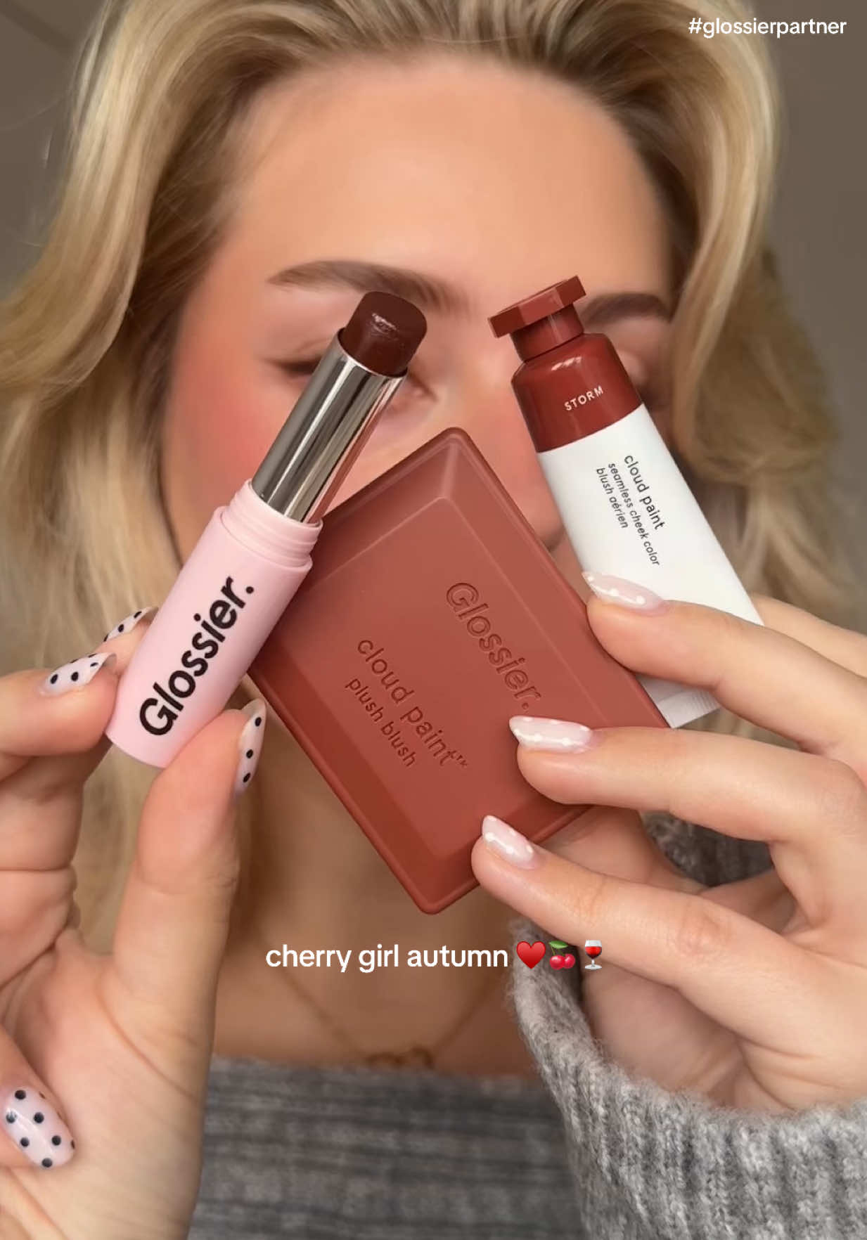 AD @Glossier came out with the new, buttery soft cloud paint plush blushes! ♥️🍒 they blend effortlessly and leave the cheeks looking naturally flushed ✨ they are available in 10 gorgeous shades, my fav is ‘storm’  #glossier #makeup #blushes #autumnmakeup #glossierpartner 