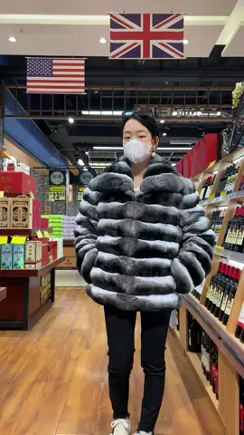 #chinchillafurcoat #chinchillafur #luxuryfur #winterfashion #furcoat #sagafurs 