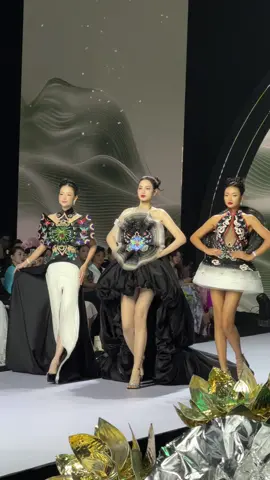 Lâu rồi mới quay lại với sàn diễn. Chúc mừng cô Linh San show diễn thành công rực rỡ ạaa #DoThiHa #linhsancouture 