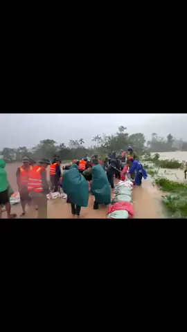 “❤️ Cùng nhau vượt khó! Bộ đội, công an và người dân kề vai sát cánh, chung tay chống bão lũ, bảo vệ quê hương. 💪 #ĐoànKết #ChốngBãoLũ #ViệtNamVữngMạnh”