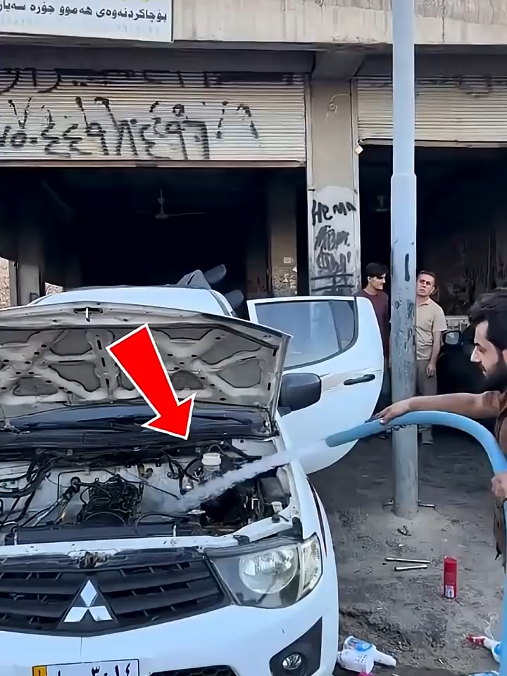 Proses Mencuci Mesin Mobil