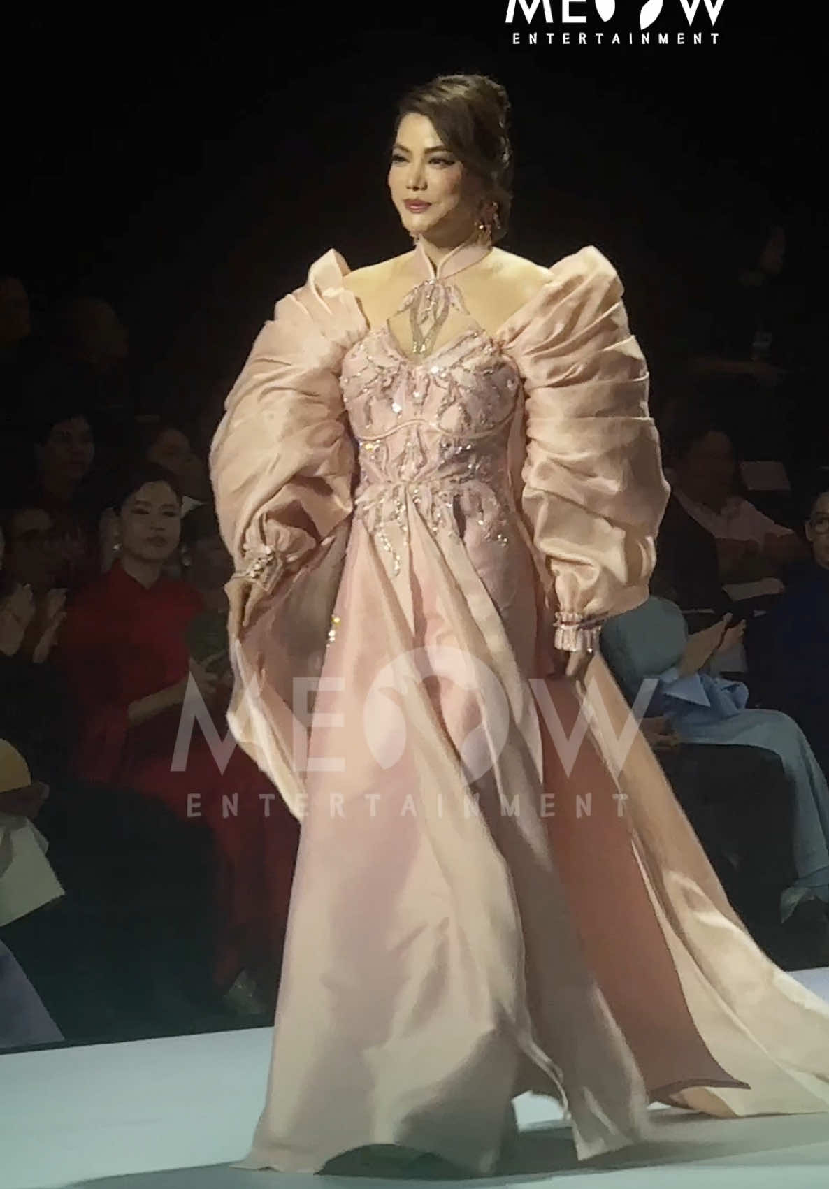 Trương Ngọc Ánh catwalk mượt mà xuất hiện tại show Lụa Là Trà Hoa #Meowentertainment #Tiktokgiaitri #Lualatrahoa #Linhsancouture #NTKLinhsan