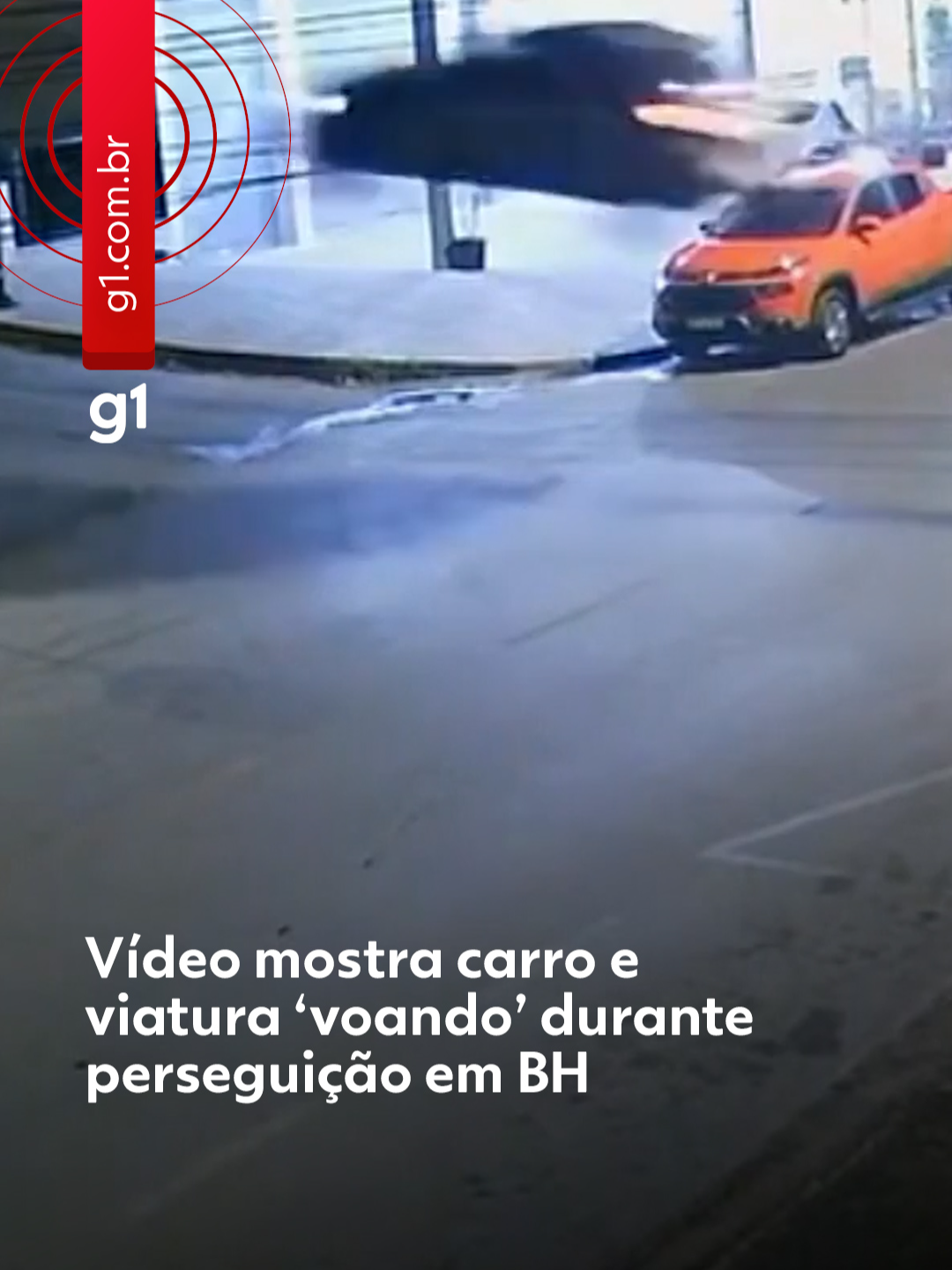 Minas Gerais - Um vídeo de circuito de segurança mostra o momento em que um carro e uma viatura da Polícia Militar parecem “voar” durante uma perseguição no bairro Cardoso, na Região do Barreiro, em Belo Horizonte. O caso aconteceu na noite de sábado (27) para domingo (28), após o furto do carro branco no bairro Padre Eustáquio. Segundo a PM, dois homens chegaram ao local do crime em outro veículo de mesmo modelo, de cor cinza. Um deles arrombou e conseguiu ligar o carro estacionado, fugindo em seguida com apoio do comparsa. A vítima acionou a polícia, que iniciou rastreamento com apoio de uma empresa de monitoramento veicular. Os dois carros envolvidos foram apreendidos e levados para um pátio credenciado. O caso foi encaminhado à Polícia Civil, que dará continuidade às investigações. Clique em 'leia o artigo' para ler a reportagem completa. #g1 #tiktoknotícias #g1local #MinasGerais