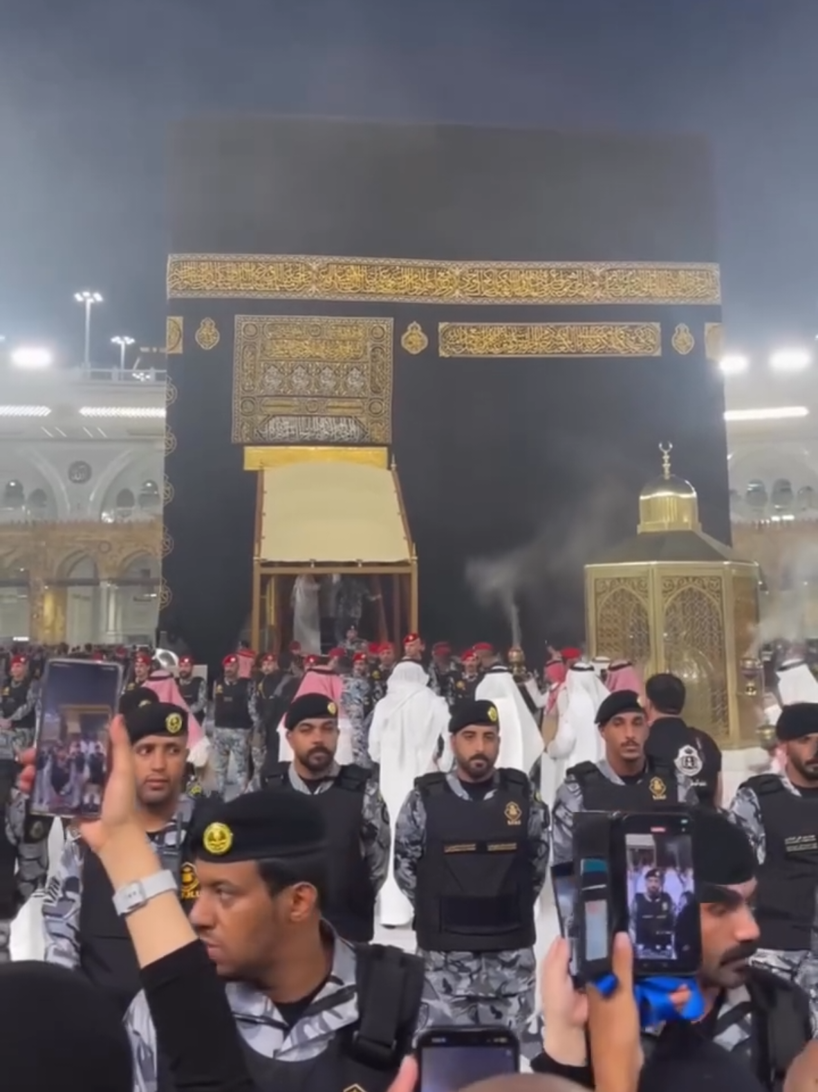 من فيكم كان موجود في يوم من أيام يوم تفتح الكعبة المشرفة 🥹🥹 شعور لا يوصف والله ربي يرزقكم بهاذا المنظر في يوم من الأيام قولو امين 🥹🥹🤲🤲  #السعودية🇸🇦 #المدينة_المنورة #القران_الكريم_راحه_نفسية😍🕋 #القران_الكريم  #مكة_المكرمة 