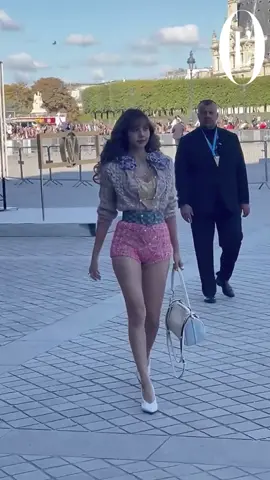 Today at the Musée du Louvre, Louis Vuitton presented the Women’s Spring/Summer 2026 collection—a voyage through redefined realms. In attendance were ambassadors and friends of the house, including #Lisa of #BLACKPINK, #Felix of #StrayKids, #Zendaya, , , , and more. @louisvuitton