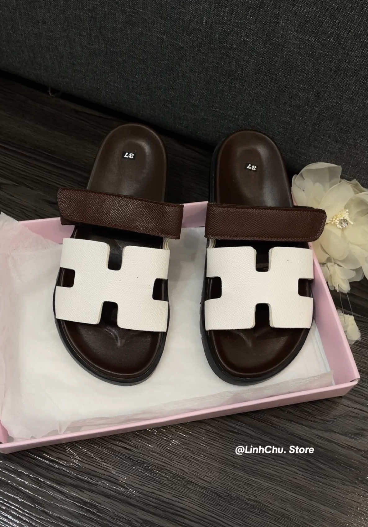 Dép nâu trắng basic  Xinh – nhẹ – đi êm 🎀 #giaydep #deplenu #depquaingang #xuhuong #vairal 