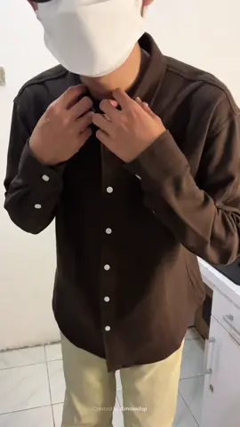 kemeja kain lebut, nyaman juga ketika di pakai  #outfitinspiration #outfitideas #fyp 