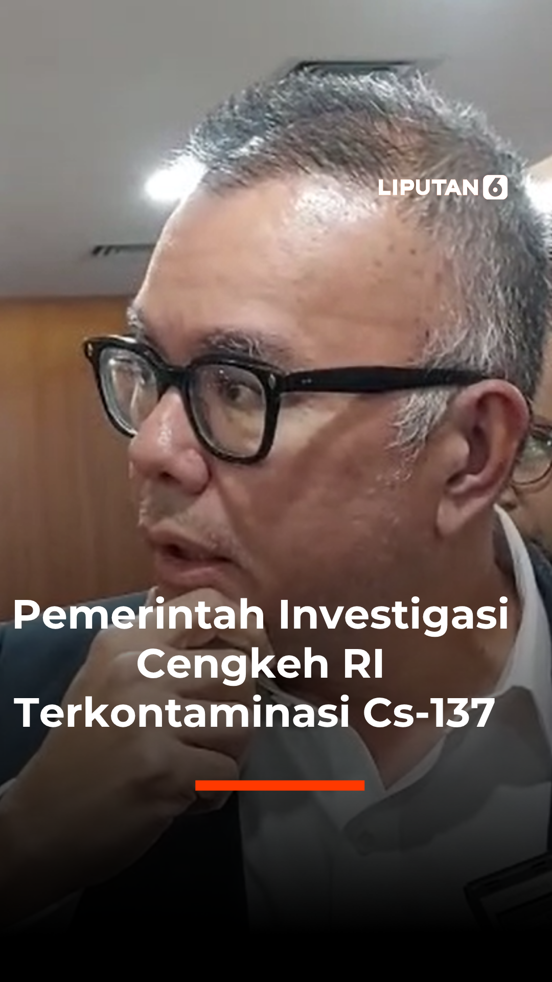 Staf Ahli Bidang Transformasi Digital dan Hubungan Antar Lembaga, Kementerian Koordinator Bidang Pangan, Bara Krishna Hasibuan buka suara mengenai dugaan kontaminasi cengkeh asal Indonesia yang terkontaminasi radiasi Cesium-137 (Cs-137). Dia mengaku telah mendapat laporan dari otoritas Badan Pengawas Obat dan Makanan (FDA) Amerika Serikat (AS) soal dugaan kontaminasi tersebut. Sebelumnya, Melansir New York Post, Minggu (28/9/2025), FDA memblokir seluruh impor rempah dari perusahaan PT Natural Java Spice setelah inspeksi mendeteksi cesium-137 pada kiriman cengkeh ke California. FDA menyatakan bahwa perusahaan itu telah mendatangkan sekitar 200 ribu kilogram cengkeh ke AS sepanjang 2025. Meski kadar radioaktif yang terdeteksi masih jauh di bawah ambang batas perlindungan kesehatan, FDA menilai temuan tersebut tidak bisa dianggap sepele. Lembaga itu mengingatkan bahwa makanan yang tercemar radioaktif, meskipun rendah, tetap berpotensi memicu masalah kesehatan serius apabila terjadi paparan jangka panjang pada konsumen. Sementara, cesium 137 (Cs-137) adalah isotop radioaktif yang dihasilkan sebagai produk sampingan reaksi nuklir, termasuk bom nuklir, pengujian, operasi reaktor, dan kecelakaan. Cs-137 tersebar luas di seluruh dunia, dengan jumlah jejak yang ditemukan di lingkungan, termasuk tanah, makanan, dan udara. Video: Liputan6.com/Arief Rahman H #enamplus #lip6an