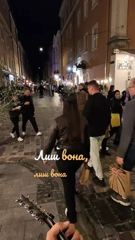 ✨ «На вулиці сотні людей… але для мене в цю мить існує лиш вона» 🎶💔 Чи відчував ти коли-небудь, що пісня говорить твоїми словами? #viral #fyp #trending #music #ukraine #україна #музика 