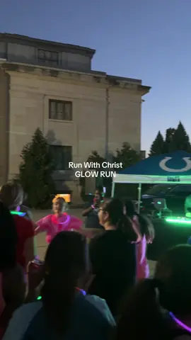 Such a fun way to spend a Saturday night with @RWC INDY 🫶🏻 dj: @Iman Tucker drinks: @drinkpoppi #indianapolisindiana #indy #runclub #runwithchrist 