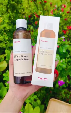 🍀🌷Nước Hoa Hồng Ma:nyo Bifida Biome Ampoule Toner 210ml🌷🔥   🌿 Công dụng chính  1. Củng cố hàng rào bảo vệ da (skin barrier) Sản phẩm chứa phức hợp Bifida Biome™ và 5 loại probiotics (Men - vi sinh) giúp tăng cường màng chắn tự nhiên của da, bảo vệ da khỏi các tác nhân gây hại, giảm độ nhạy cảm.    2. Cấp ẩm, duy trì độ ẩm Có các thành phần như Ceramide NP, nhiều lớp Hyaluronic Acid, Glycerin giúp giữ nước, làm da mềm mượt mà không bị căng khô sau khi rửa mặt.    3. Làm dịu da, giảm kích ứng / mẩn đỏ Các thành phần probiotic, lactobacillus ferment lysate, cùng với PHA nhẹ nhàng – giúp dịu da, giảm mẩn đỏ, đặc biệt là nếu da yếu hay sau tổn thương.    4. Tẩy tế bào chết nhẹ nhàng Toner có chứa PHA (và các acid nhẹ khác theo một số thông tin) giúp loại bỏ tế bào chết trên bề mặt da, hỗ trợ làm đều màu da & làm sáng nhẹ.    5. Cân bằng pH da Giúp đưa da về trạng thái pH lý tưởng sau bước rửa mặt, từ đó tối ưu hoá khả năng hấp thụ dưỡng chất tiếp theo.   🔥🌷🌸Củng cố hàng rào bảo vệ da (skin barrier) → giúp da khỏe hơn, tăng khả năng chống chịu với tác nhân bên ngoài.  🌷🌸🥰 #tone#tonern#ma#manyo#manyou#xuhuongnh#dinhdinhcosmetic
