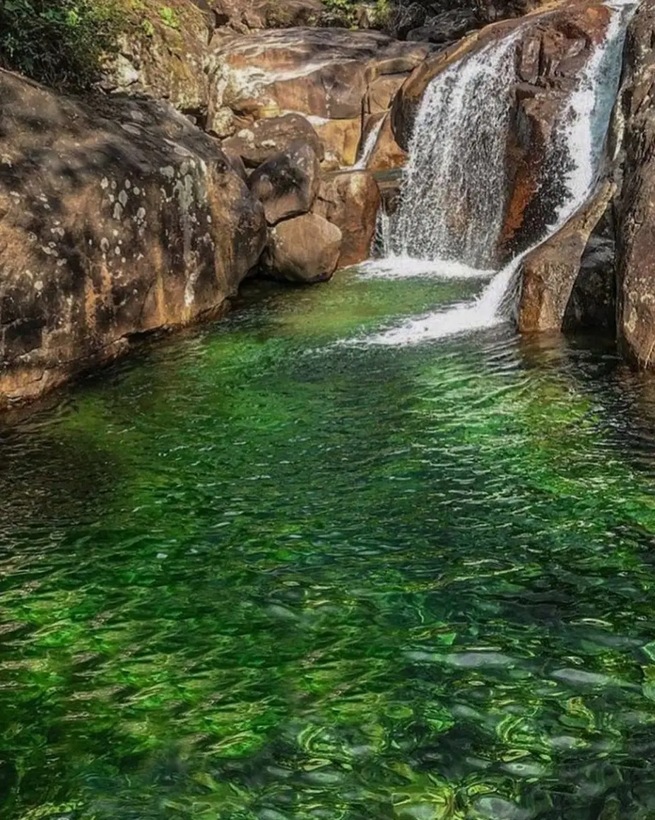 Na Cachoeira do Rogério, você encontra a beleza da natureza capixaba com águas cristalinas, vida selvagem exuberante e trilhas que levam à cachoeira e seus poços. É um destino de turismo gastronômico com produção local de café e morango, onde se pode desfrutar de um ambiente tranquilo e paradisíaco. A região oferece um visual incrível, sendo um bom ponto para quem busca contato com a natureza e atividades ao ar livre.  Atrações e Atividades: Cachoeira do Rogério:  Localizada no vale do Rio Claro, a cachoeira é conhecida por suas águas cristalinas, que podem ser apreciadas em um ambiente de paz e tranquilidade.  Poços e Trilhas:  Há poços para banho próximos à cachoeira, como o Poço do Egito e Poço da Tartaruga, com diferentes níveis de dificuldade de acesso. O local possui trilhas acessíveis, incluindo escadarias. 