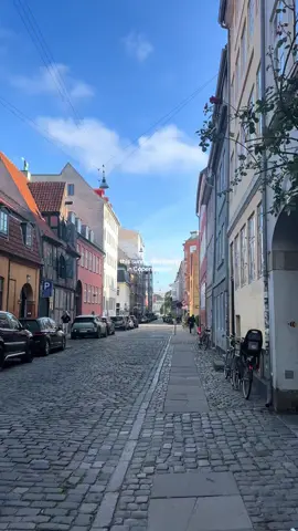 End of September and Copenhagen still feels like summer ☀️🇩🇰 Bikes, colorful streets, and that crisp autumn air mixed with sunshine 🍂✨ Who else loves this ‘bonus summer’ before the cold days kick in? 👀 #copenhagen #visitcopenhagen #sunnydays #aesthetic #autumn 