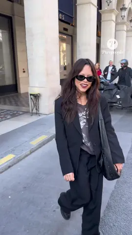 🌟 Jenna Ortega au Costes 🌟 L’actrice star de Wednesday a été aperçue quittant l’hôtel Costes à Paris ✨ Chic et discrète, Jenna Ortega impose toujours son style avec une touche d’élégance effortless 😍 Vous aimez son look ? 👇 #Purepeople #bestimage #JennaOrtega #HotelCostes #Paris  