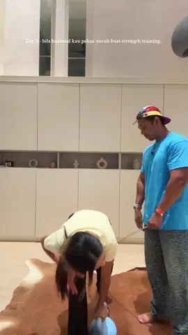Harini tak dapat lari. So @Obifoo aka husband aku paksa buat strenght training. Susah lah yerk benda ni. Mengigil gigil aku wei. aku lebih rella running dari buat benda ni huhu