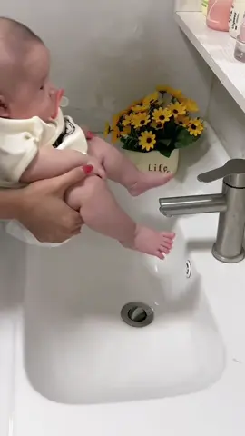 Ghế đa năng 2in1 rửa mông, tắm sơ sinh có chân tự đứng gập gọn, sử dụng như lưới tắm.