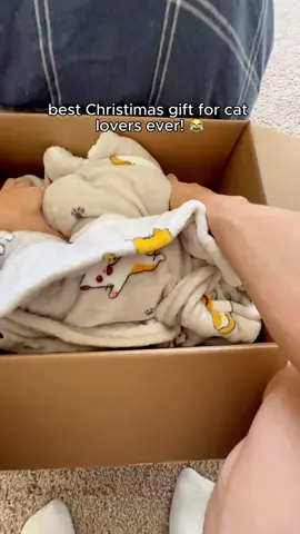 Best gift for cat lovers this Christmas! #winter #cat #staywarm #catperson 