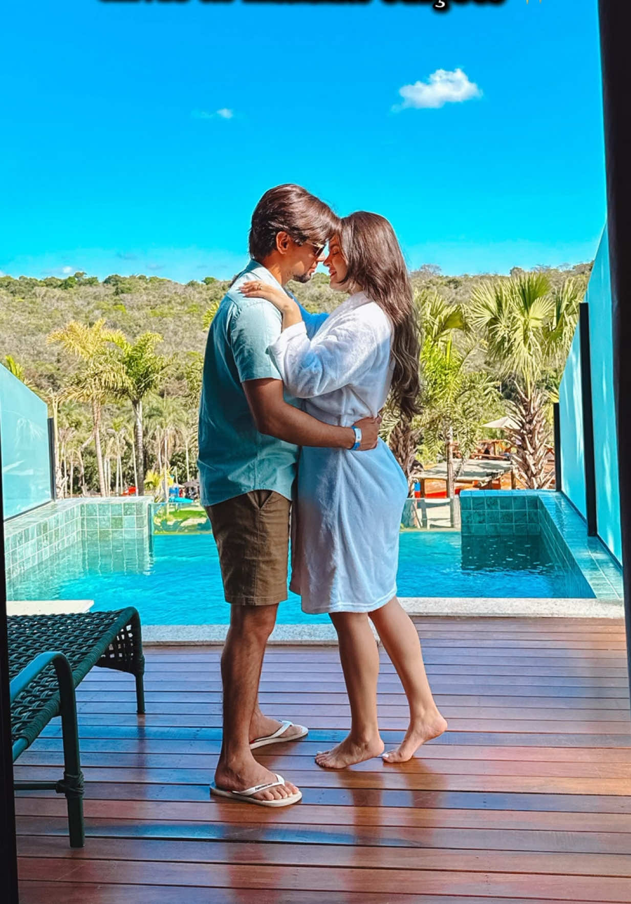 Amor, sintonia e uma pose que traduz tudo isso em um só clique 💕📸✨ Fotografar em casal é transformar momentos simples em memórias eternas — e quando a conexão aparece na foto, não tem como não se encantar 🌹💫 Mais do que a pose perfeita, é sobre registrar o carinho, a parceria e a leveza de estarem juntos em qualquer lugar 🌍❤️ 👉 Salva essa ideia e já chama o mozão pra testar na próxima foto juntos! #fotosparacasal #fotografia #ideiadefoto