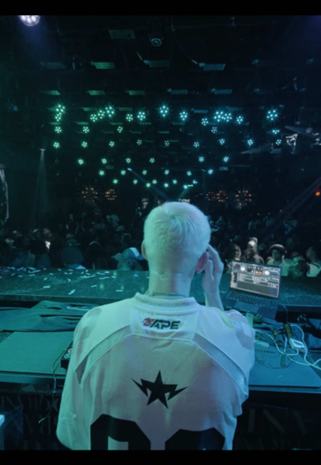 In the back of the Escalade….😂 @k way  What an amazing night in Boston 🇺🇸 There are still 9 stops left on my US Tour!  #Escaladizzy #Afrobeats #Amapiano #DJ #KingOfBlends 👑