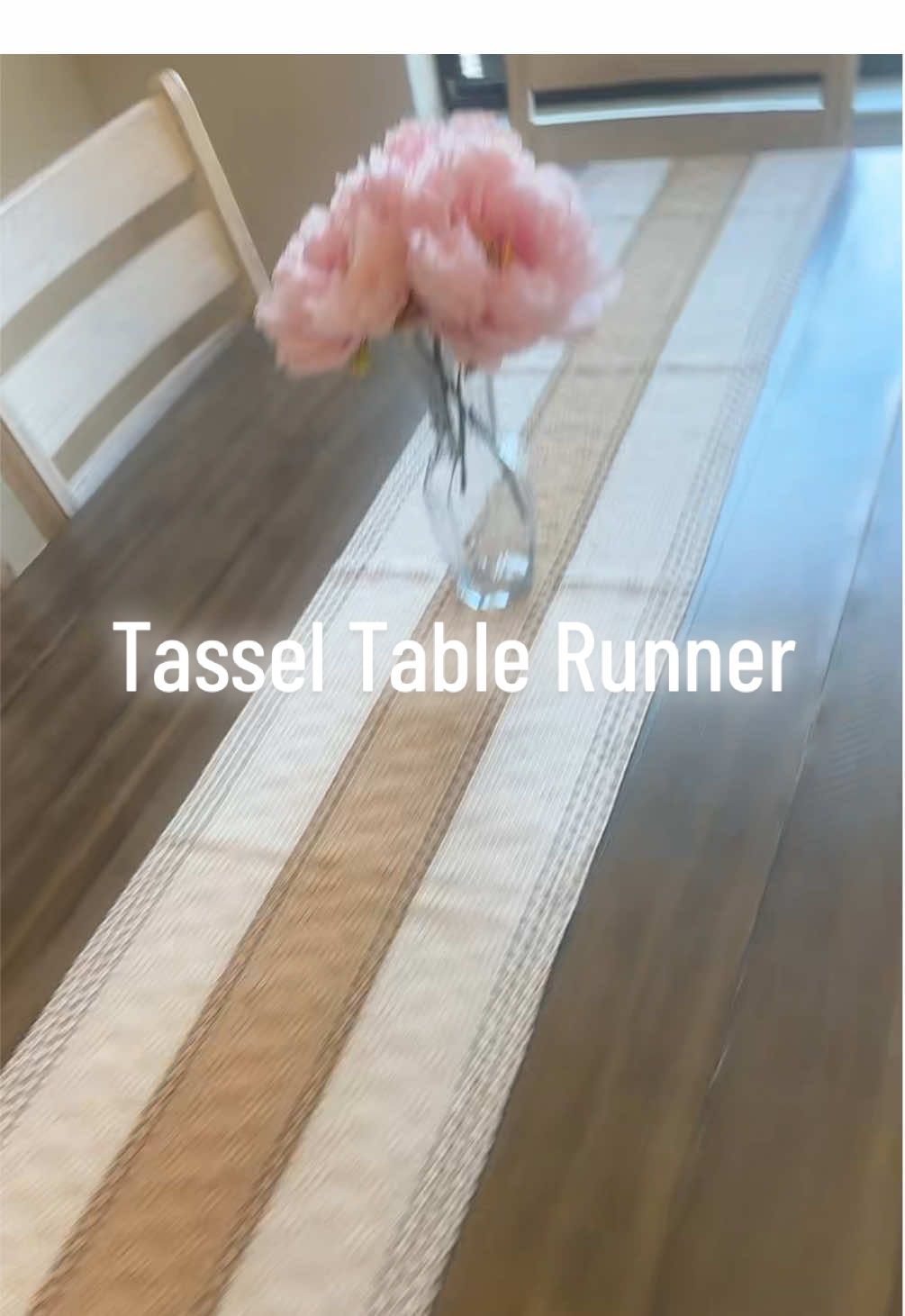 This table runner dresses up your table so nice.. #tablerunner #tabledecor #diningtabledecor #homedecor #tabletop 