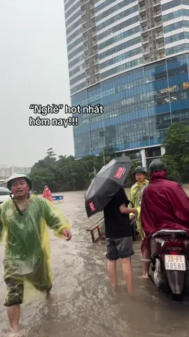Có người đưa qua đoạn ngập thôi thì cũng may lắm rồi 🥰🥰🥰 Cre vid: Mẹ Rô Daily #theanh28 #hanoinews #tiktoknews #bualoi #baoso10 