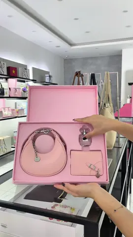 ✨ Set quà hồng xinh hết nấc ✨ Túi – ví – nước hoa, mở hộp thôi đã thấy yêu rồi 💝 20/10 này, còn gì ngọt ngào hơn dành tặng người phụ nữ bạn thương 💐                             #HAPAS #YEUTUDIEUNHONHAT #QUATANG2010 #TuiXachNu #OOTD 