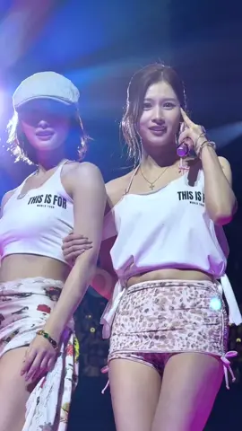 samoooo #sana  #macao #트와이스 #모모 #twice_thisisfor_world_tour 