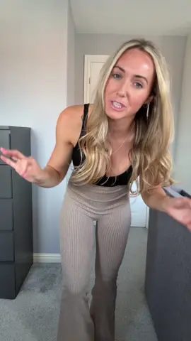 😀 What do you think of these flared leggings girls? #flaredleggings #leggings 