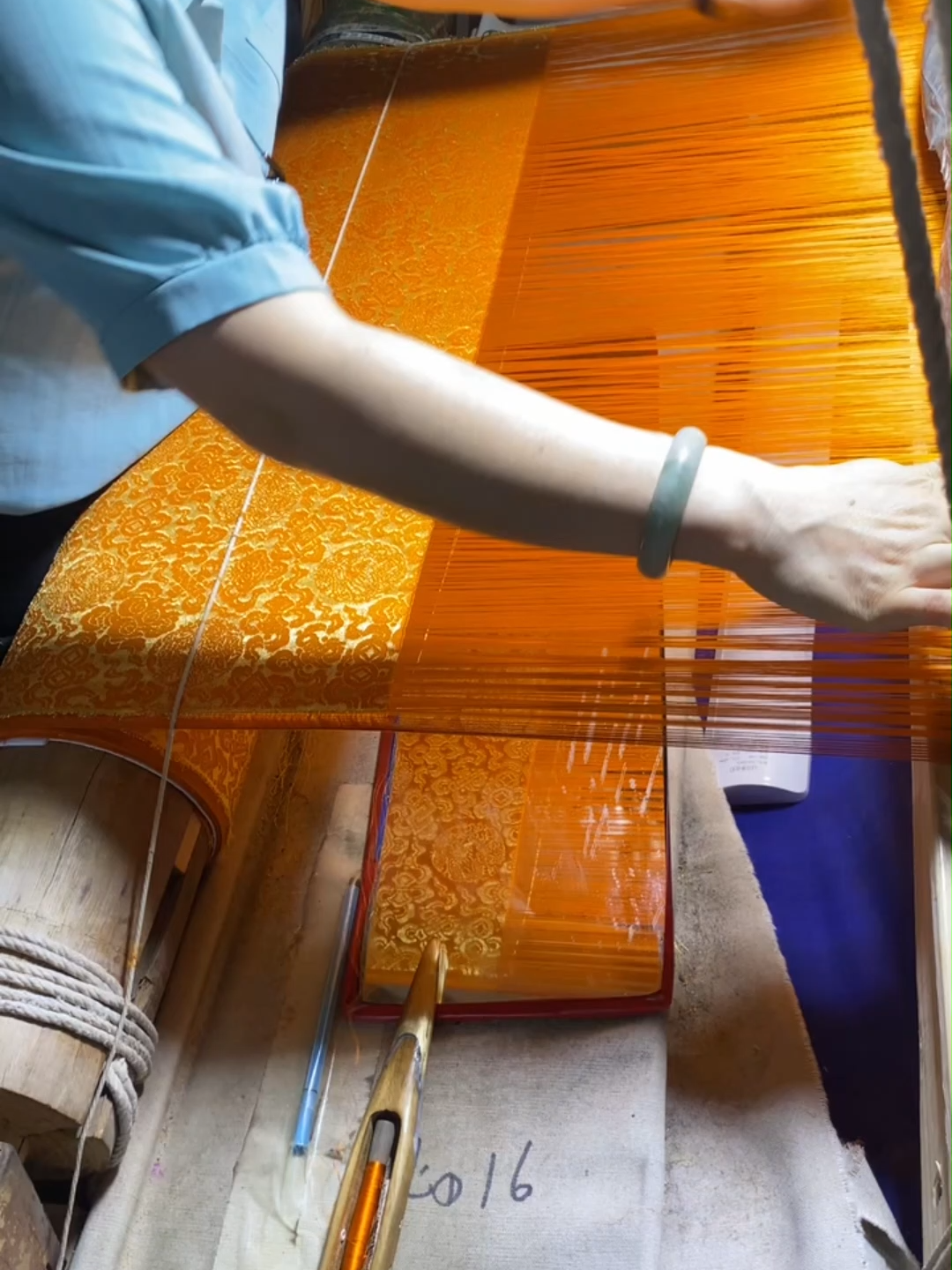 Every thread of silk tells a story. 🌸✨ Handcrafted silk is not just fabric — it’s the result of patience, artistry, and centuries of tradition. From the delicate reeling of threads to the final weave, each step carries the essence of timeless craftsmanship. Silk’s natural sheen, smooth touch, and luxurious drape make it a true treasure — celebrating both heritage and beauty. 🌿💫#textile #fabric #silk #fashiondesigner #style #designer #sustainablefashion #couture #homedecor #wholesale #cotton #handmade #innovation #designinspiration #fashionstyle #creativity #fashion #luxury #interiordesign #glamour