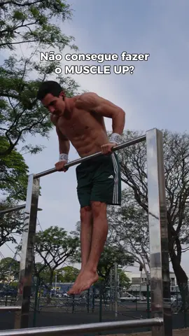 Quer aprender o muscle up mas ainda não consegue subir direto? Então começa pelas negativas👇 👉 Como fazer:  Use impulso ou apoio pra chegar em cima da barra e, a partir daí, desça devagar controlando todo o movimento: primeiro a fase do dip, depois a transição, e por último a descida da barra. 💪 Benefícios: Fortalece cada parte do movimento do muscle up. Melhora o controle e a consciência corporal. Desenvolve força nos ombros, peito, tríceps, dorsais e pegada. Prepara o corpo pra suportar a carga real do exercício. Inclua 3 a 4 séries de 3 a 5 repetições controladas, de 2 a 3 vezes na semana, e você vai sentir o ganho de força. Quanto mais devagar na descida, melhor! 🔥 Esse é um dos melhores caminhos pra conquistar seu primeiro muscle up. » Cupom “ortiz” (10% off na Cornedi) » Curso “Meta Calistênica” » Faça parte da comunidade calistênica do WhatsApp (link na bio) #calistenia #calisthenics #streetworkout #workout #fullplanche    