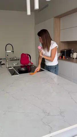 Diario de la Raki martes 30.09.2025😖😳😩! Nos hemos dormido con los dolores premenstruales. Casi llegamos tarde a la escuela. Hoy toca cambiar las uñas e ir a la escuela de música de Sofia que me han cerrado y no he podido ir