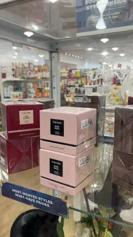 My homegoods is truly a gem, immediately copped the rose prick scent 🕯️ #tomford #tomfordfragrance #candle #homegoods #tjmaxx #tjmaxxfinds #fyp #boston #foryou #foryoupage 