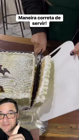 Chega de bagunça e fatias tortas 😱 Com esse #truquesimples usando uma #tábua de corte, você corta o #bolo de festa em pedaços perfeitos, rapidinho e sem sujeira na mesa. 🎉 Ideal para aniversários e reuniões 🍰 Fatias iguais e bonitas 🙌 Zero estresse na hora de servir 👉 Salve essa dica para usar no próximo aniversário e mande para quem AMA praticidade na cozinha! Créditos de @vilmamariadasilva37  👉🏻 Ao proprietário do vídeo: admiro muito o seu trabalho, mas se você não autorizar o remix deste vídeo, peço que entre em contato comigo pelo direct, e iremos removê-lo imediatamente. #DicasDeCozinha #TruquesDeCasa                 